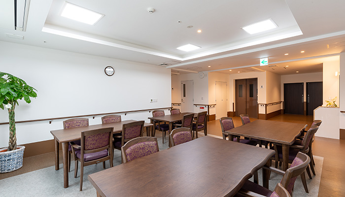 ゆとりのある広さの食堂