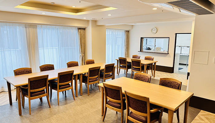 ゆとりのある広さの食堂